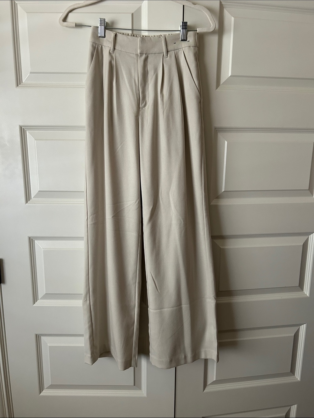 Womens Hollister Wide-Leg Pleated Pants in Cream